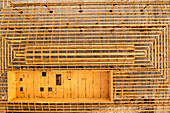 Luftaufnahme einer Baustelle mit Holzgerüst und Dachkonstruktion, Sebastian, Florida, Vereinigte Staaten
