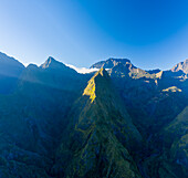 Panoramablick aus der Vogelperspektive auf eine schöne Berglandschaft bei Sonnenuntergang, La Possession, Saint Denis, Reunion.