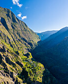Panoramablick aus der Vogelperspektive auf eine schöne Berglandschaft bei Sonnenuntergang, La Possession, Saint Denis, Reunion.