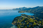 Panoramablick aus der Vogelperspektive auf die endlose Küstenlinie bei Anse a La Mouche, Anse Boileau, Seychellen.