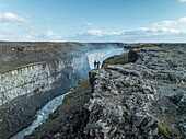 Luftaufnahme des Dettifoss-Wasserfalls in der natürlichen Canyon-Landschaft, Kopasker, nordöstliche Region, Island.