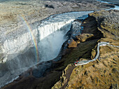 Luftaufnahme des majestätischen Dettifoss-Wasserfalls und der Schlucht, Kopasker, nordöstliche Region, Island.