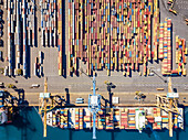 Luftaufnahme von Frachtschiffen und Schiffscontainern im Hafen, Insel La Réunion.