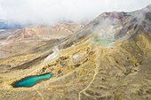 Luftaufnahme des nebelverhangenen Gipfels im Tongariro National Park, Neuseeland.