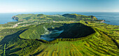 Luftaufnahme der üppig grünen Insel Graciosa mit dem majestätischen Vulkan, Azoren, Portugal.