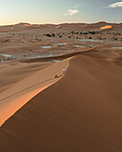 Luftaufnahme der Sanddünen von Sossusvlei und Deadvlei, Hardap, Namibia.