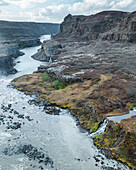 Luftaufnahme des Wasserfalls und der Schlucht des Dettifoss im Nordosten Islands.