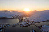 Luftaufnahme des Sonnenaufgangs über der abgelegenen Stadt Unalaska, AK, USA.