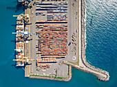 Luftaufnahme von Frachtschiffen und Schiffscontainern im Hafen, Insel La Réunion.