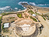 Luftaufnahme der Ruinen des Amphitheaters Promontory Palace, Haifa, Israel.