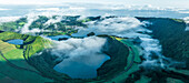 Luftaufnahme der Seven Lakes mit üppig grünen Hügeln und Vulkankrater, Insel Sao Miguel, Azoren, Portugal.