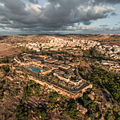 Luftaufnahme der mittelalterlichen Steinfestung in Gozo, Mgarr, Ferienort, Ghajnsielem, Malta.