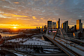 Luftaufnahme einer modernen Stadtlandschaft bei Sonnenuntergang mit Brücke und Wolkenkratzer, Charlestown, Massachusetts, Vereinigte Staaten