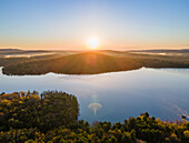 Luftaufnahme des Sonnenaufgangs über dem Deep Creek Lake in McHenry Maryland, Vereinigte Staaten.