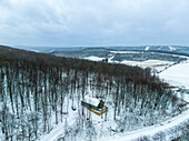 Luftaufnahme eines schneebedeckten Waldes in der Nähe des Deep Creek Lake, McHenry, Maryland, Vereinigte Staaten.
