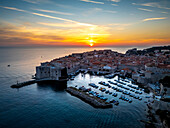 Luftaufnahme des Sonnenuntergangs über dem schönen Stadtbild von Dubrovnik mit seiner historischen Altstadt, Adria, Kroatien.