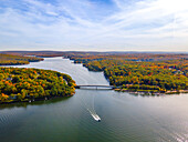 Luftaufnahme eines Segelboots auf dem Deep Creek Lake im Herbst in McHenry Maryland, Vereinigte Staaten.