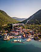 Luftaufnahme der Stadt Ston, berühmt für ihre langen Festungsmauern, Kroatien.