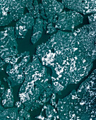 Luftaufnahme von wunderschönen Mustern, die durch gefrorenes Eis auf dem türkisfarbenen See Másvatn in Nordisland entstehen.