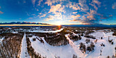 Panoramablick vom Gipfel eines Skibergs mit Blick zurück auf den Deep Creek Lake, McHenry, Maryland, Vereinigte Staaten.