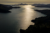 Luftaufnahme von Endeavour Inlet und Deep Bay, Marlborough Sounds, Neuseeland.