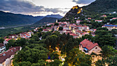 Luftaufnahme der Stadt Vrgorac, berühmt für Tin Ujevic und alte Festungen. Gelegen in Dalmatien, Kroatien.