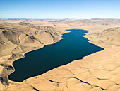 Luftaufnahme des Baga-Sees mit Gebirgslandschaft, Erdenekhairkhan, Zavkhan, Mongolei.