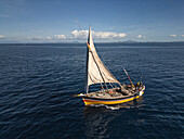 Nosy Be, Madagaskar - 21. Juni 2023: Luftaufnahme eines heiteren Sonnenuntergangs mit einem Dhow-Boot auf dem Meer, Nosy Be, Madagaskar.