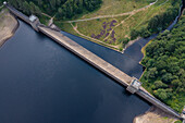 Luftaufnahme des Derwent Dam Reservoir, ein Wahrzeichen aus dem Zweiten Weltkrieg, Hope, England, Vereinigtes Königreich.