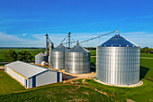 Luftaufnahme eines Silos in Kaneville Township in der Nähe von Chicago in der Region Illinois. Vereinigte Staaten von Amerika.