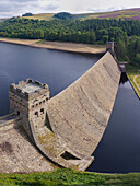 Luftaufnahme des Derwent Dam Reservoir, ein Wahrzeichen aus dem Zweiten Weltkrieg, Hope, England, Vereinigtes Königreich.