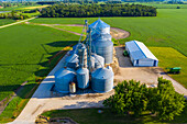 Luftaufnahme eines Silos in Kaneville Township in der Nähe von Chicago in der Region Illinois. Vereinigte Staaten von Amerika.