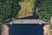 Luftaufnahme des Derwent Dam Reservoir, ein Wahrzeichen aus dem Zweiten Weltkrieg, Hope, England, Vereinigtes Königreich.