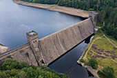 Luftaufnahme des Derwent Dam Reservoir, ein Wahrzeichen aus dem Zweiten Weltkrieg, Hope, England, Vereinigtes Königreich.
