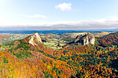 Luftaufnahme von Roches Tuilieres et Sanadoire, Aiguillier-Massiv, Orcival, Rochefort Montagne, Puy de dome, Auvergne, Frankreich.