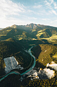Drohnenaufnahme einer Schlucht, die von einem Gletscherfluss namens Rheinschlucht gefüllt wird, Flims, Graubünden, Schweiz.