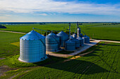 Luftaufnahme eines Silos in Kaneville Township in der Nähe von Chicago in der Region Illinois. Vereinigte Staaten von Amerika.