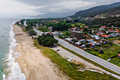 Luftaufnahme einer Straße entlang eines kleinen leeren Strandes am Strymonischen Golf im Ägäischen Meer, Nea Kerdylia, Zentralmakedonien, Griechenland