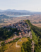 Luftaufnahme von Cairano aus der Vogelperspektive, einer kleinen Gemeinde auf einem Hügel inmitten der Landschaft, Irpinia, Avellino, Italien