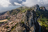 Luftaufnahme von Caltabellotta, einer mittelalterlichen Stadt auf einem Berggipfel, Agrigento, Sizilien, Italien.