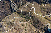 Luftaufnahme einer Straße entlang des Bergkamms in den Lukanischen Dolomiten (Dolomiti Lucane), einem Gebirgszug in der Nähe von Pietrapertosa, Potenza, Basilicata, Italien