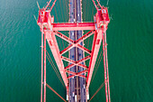 Panoramablick aus der Vogelperspektive auf die Autobahn am 25. April, Brücke über den Tejo mit der Innenstadt von Lissabon im Hintergrund, Lissabon, Portugal.