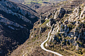 Luftaufnahme einer Straße entlang des Bergkamms in den Lukanischen Dolomiten (Dolomiti Lucane), einem Gebirgszug in der Nähe von Pietrapertosa, Potenza, Basilicata, Italien