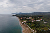 Luftaufnahme eines leeren Strandes am Thrakischen Meer, Makri, Ostmazedonien und Thrakien, Griechenland.