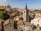 Luftaufnahme von Cairano aus der Vogelperspektive, einer kleinen Gemeinde auf einem Hügel inmitten der Landschaft, Irpinia, Avellino, Italien