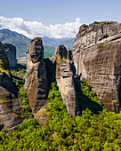 Luftaufnahme der natürlichen runden Säulen in Meteora, einer Felsformation in Trikala, Thessalien, Griechenland.