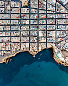 Luftaufnahme von Polignano a Mare, einer kleinen Stadt an der Adria in der Nähe von Bari, Apulien, Italien.