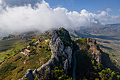 Luftaufnahme von Caltabellotta, einer mittelalterlichen Stadt auf einem Berggipfel, Agrigento, Sizilien, Italien.