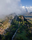 Luftaufnahme von Caltabellotta, einer mittelalterlichen Stadt auf einem Berggipfel, Agrigento, Sizilien, Italien.