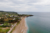 Luftaufnahme eines leeren Strandes am Thrakischen Meer, Makri, Ostmazedonien und Thrakien, Griechenland.